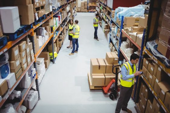Auxiliares optimizan el picking en almacén logístico.